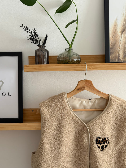 "Hannah" Teddyweste mit Leo Herz, beige