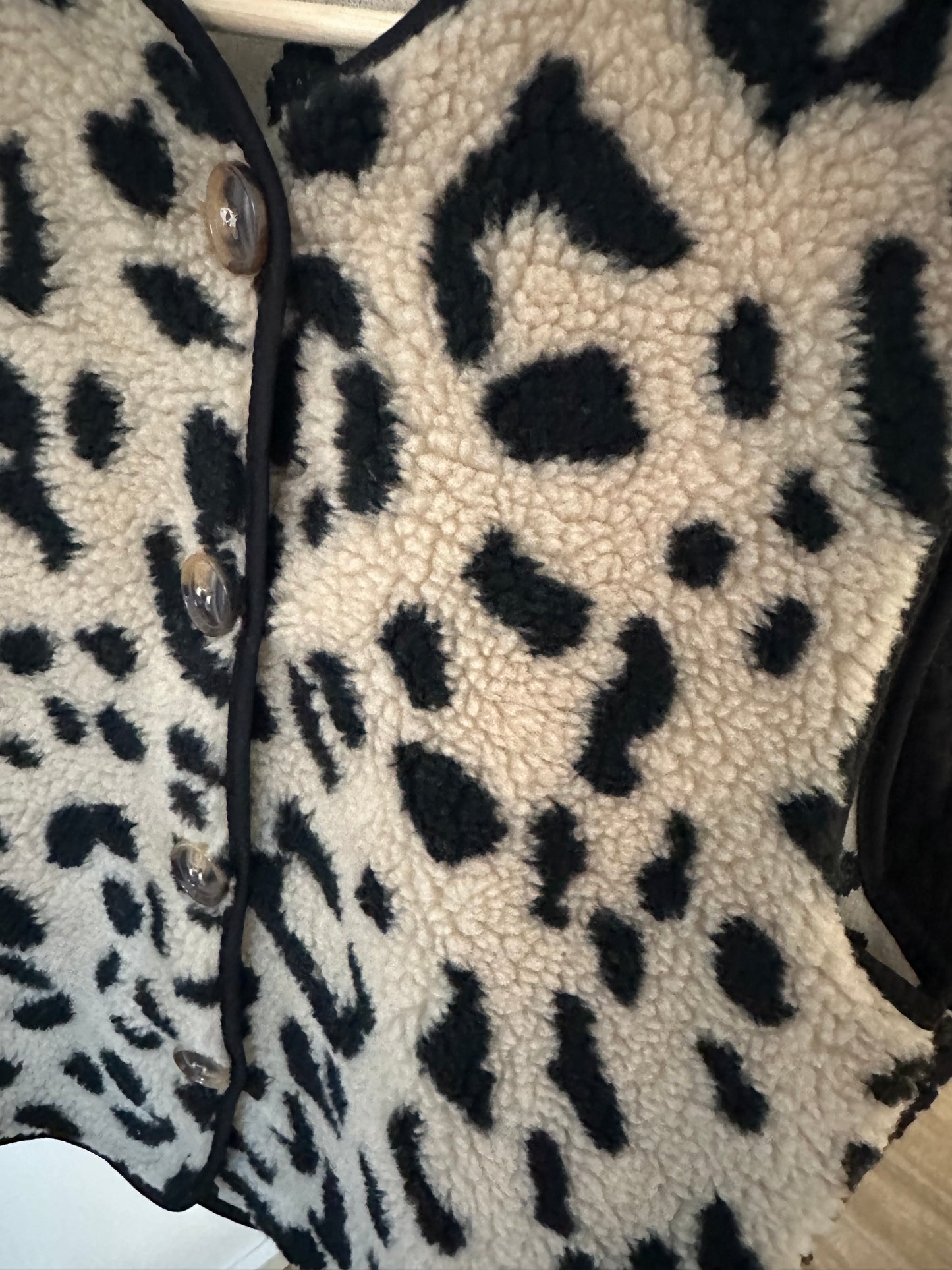 "JESSI" Teddyweste im Leo-Look