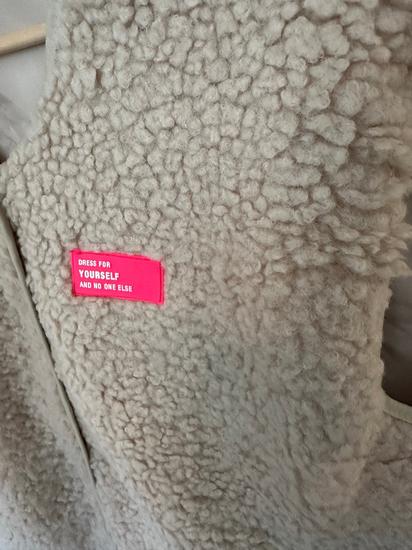 "LANA" Oversize Teddyweste mit Patch beige