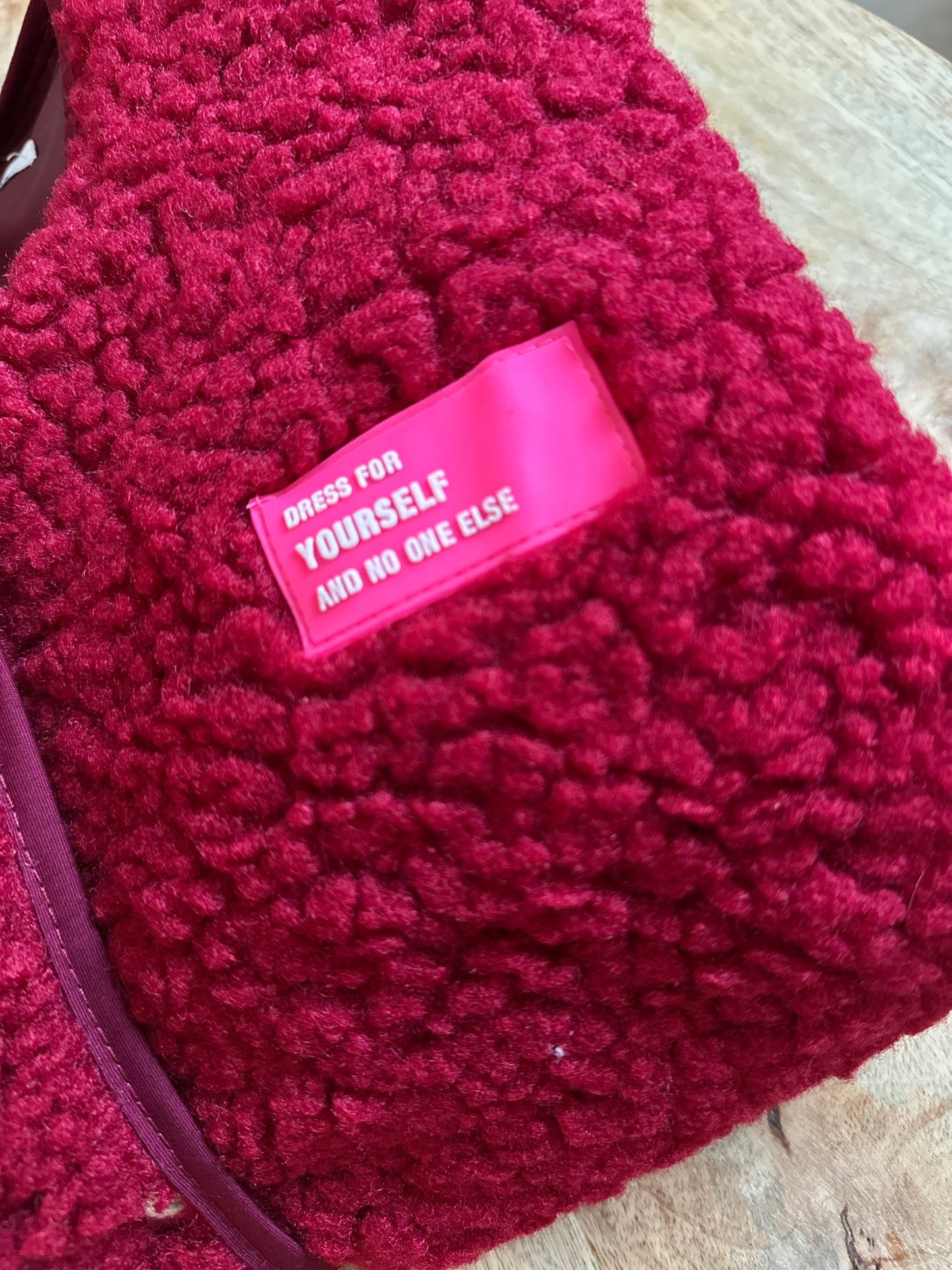 "LANA" Oversize Teddyweste mit Patch weinrot