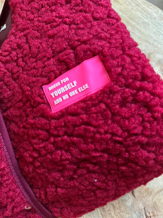 "LANA" Oversize Teddyweste mit Patch weinrot