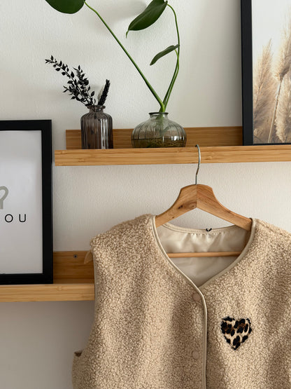 "Hannah" Teddyweste mit Leo Herz, beige