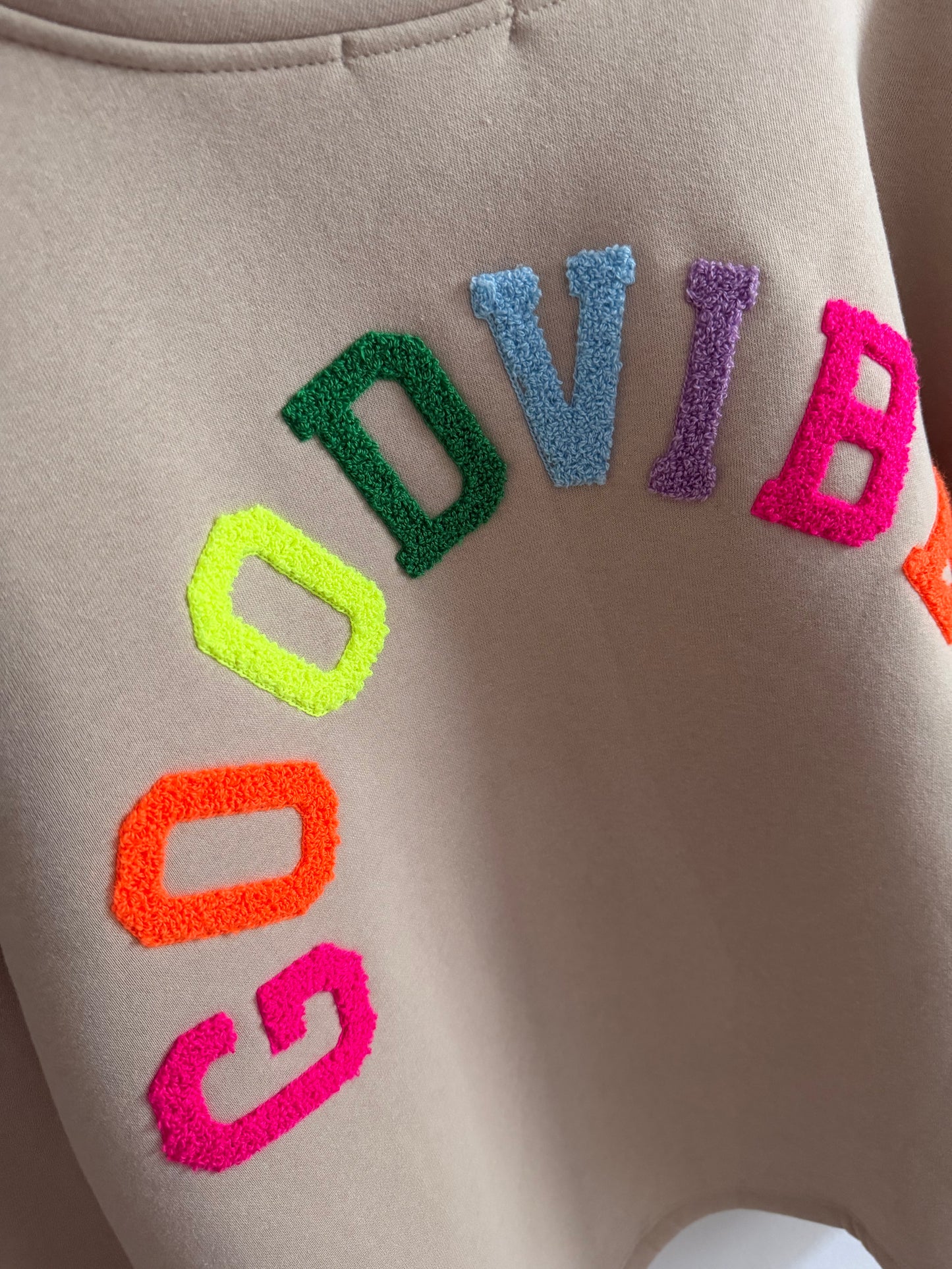 "NALA" Sweatpulli mit Good Vibes, beige