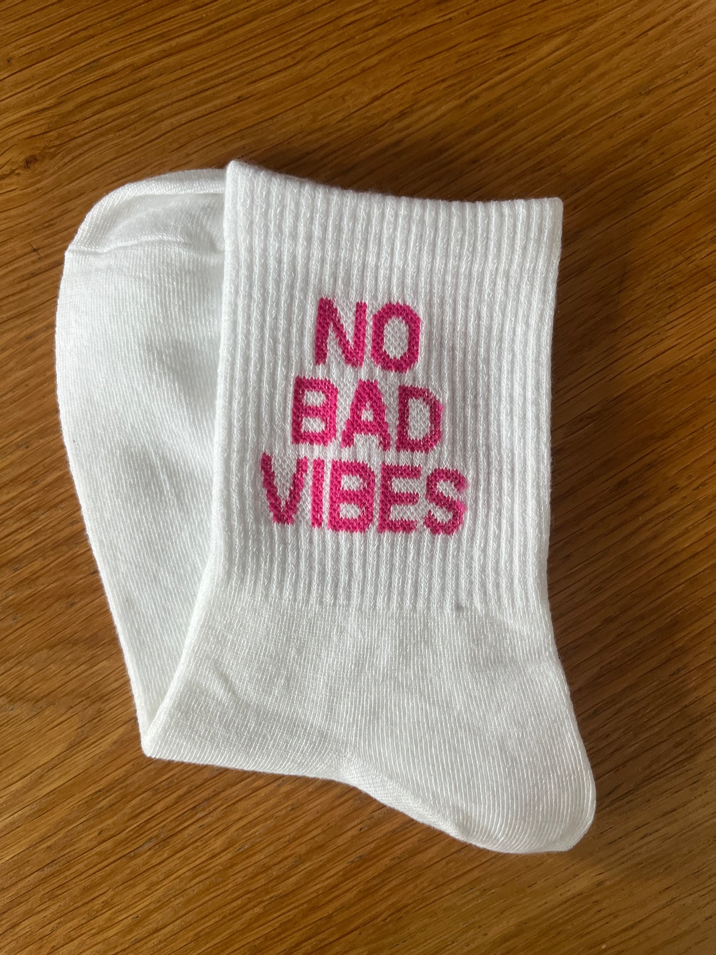 "BEN" Socks mit Schriftzug NO BAD VIBES