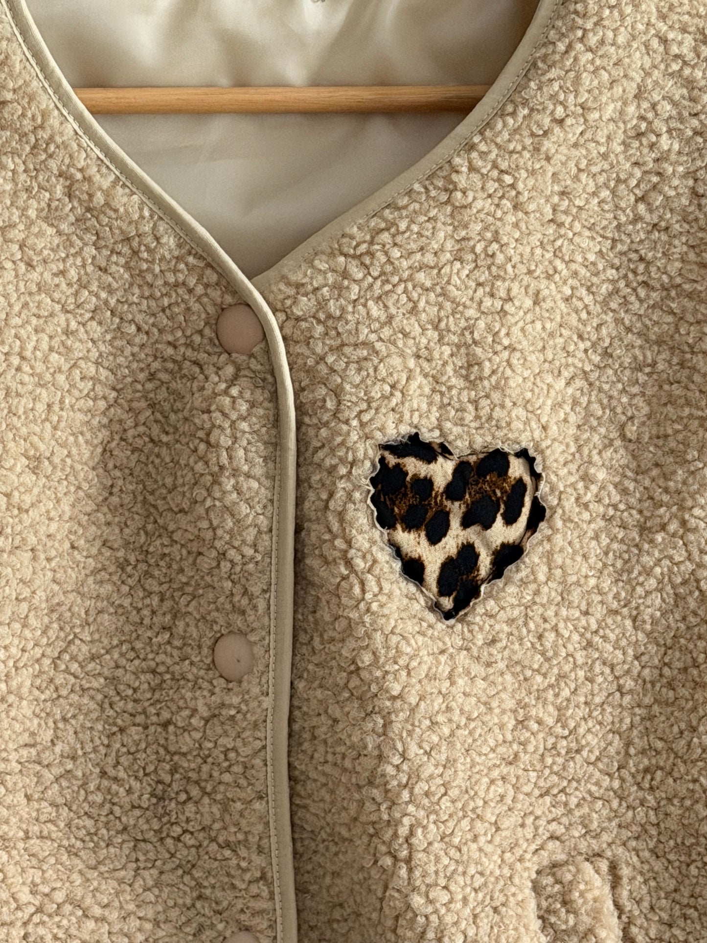 "Hannah" Teddyweste mit Leo Herz, beige