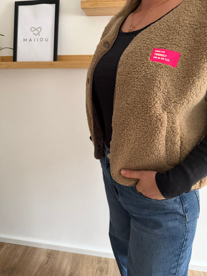 "Lea" Teddyweste mit pinken Patch, braun