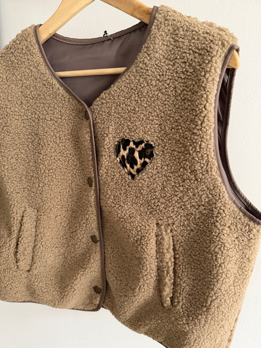 "Hannah" Teddyweste mit Leo Herz, braun